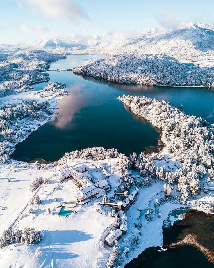 [Imagen de la Torre Eiffel en París, Francia]